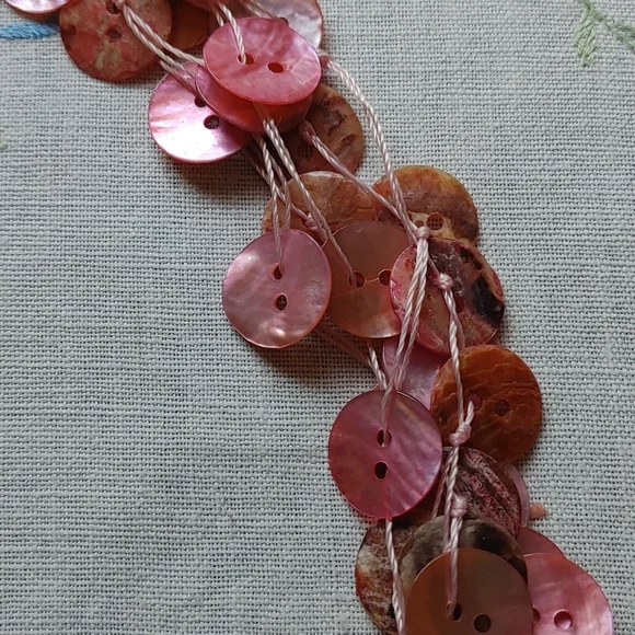 ♦️3 for $15 Pink button shell necklace - Picture 3 of 9